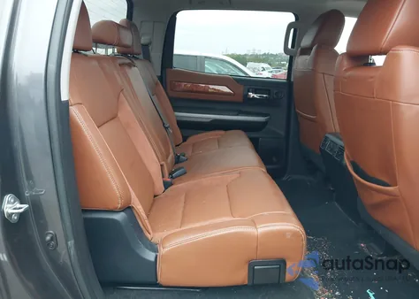 2018 Toyota Tundra 1794 5.7L V8 z USA, uszkodzony, nr VIN 5TFAY5F1XJX725205